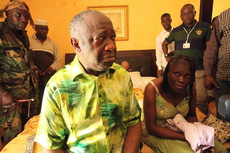 Hors jeu. Visiblement exténué, Laurent Gbagbo et son épouse se sont laissés entraîner sans résistance, après leur arrestation, lundi 11 avril, dans une chambre de l’hôtel du Golf, quartier général de son rival. Après quatre mois d’une crise sanglante, le président Alassane Ouattara a affirmé que le pays était «à l'aube d'une nouvelle ère d'espérance». 