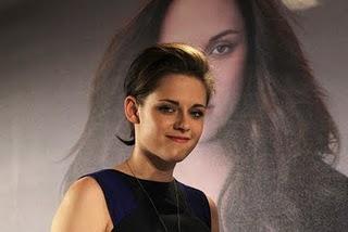 New (for me) pic of Kristen at the Twilight: Eclipse Press Conference