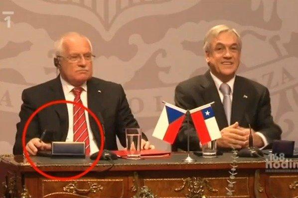 Le président tchèque, comme Sarkozy, coupable de cleptomanie en pleine conférence | Vidéo