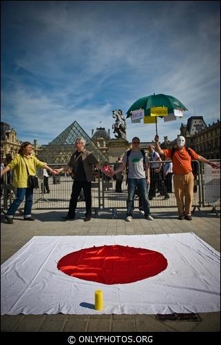 manif-anti-nucleaire-louvre002