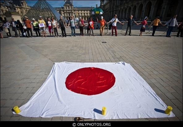 manif-anti-nucleaire-louvre004