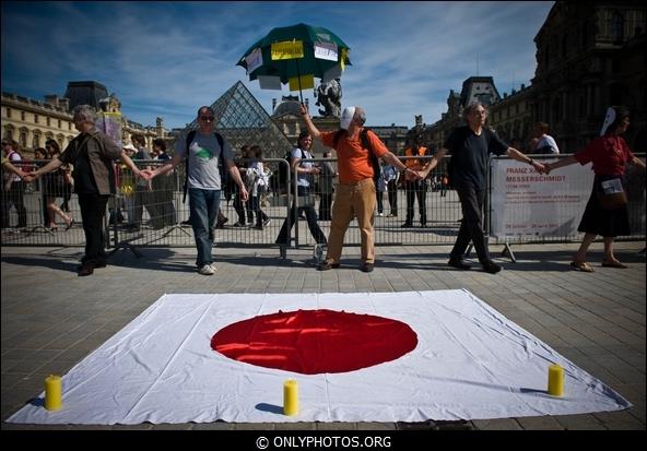 manif-anti-nucleaire-louvre001