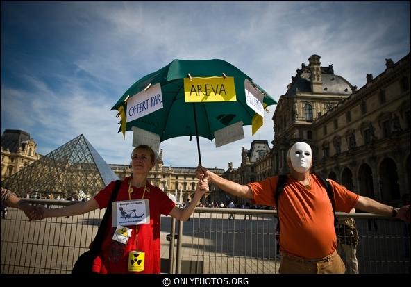 manif-anti-nucleaire-louvre003