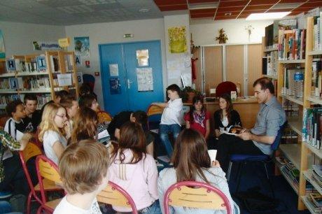  Jean Molla a suscité le plaisir de lire chez les élèves de Matha.  photo philippe portrait  