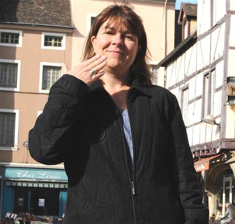 En langue des signes, Christine Peuch dit « bonjour » aux lectrices et aux lecteurs.  Photo S.F.