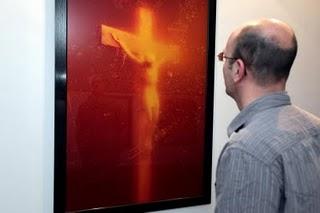 Avignon : l'oeuvre représentant un crucifix dans de l'urine a été détruite