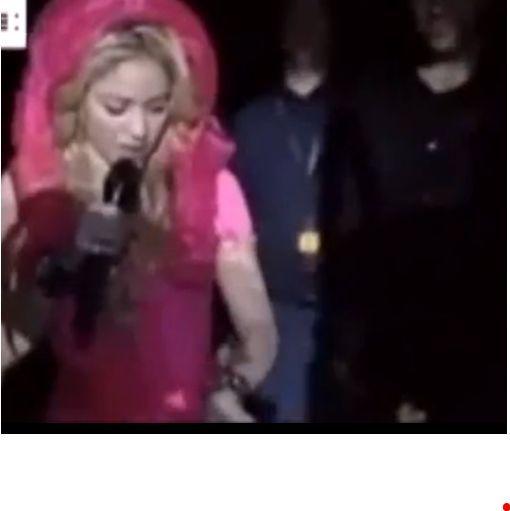 Shakira se fait dépouiller en plein concert | Vidéo