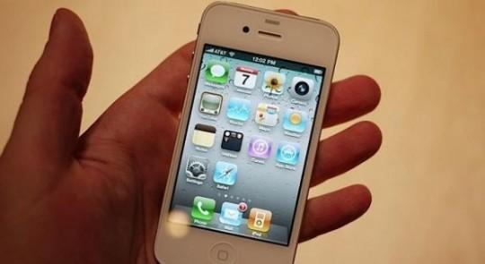 bianco iphone 4 595x326 540x295 LiPhone 4 blanc pour le 26 ?