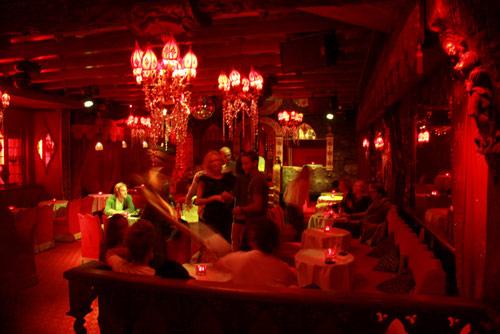 Chez-Raspoutine-cabaret-rouge-repere-underground-paris-hoosta-magazine