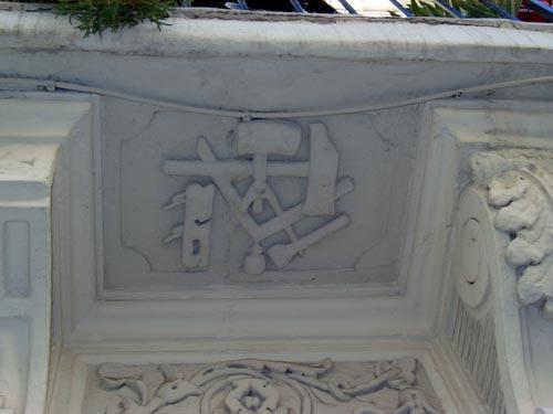 Un emblème de Compagnon tailleur de pierre à Marseille (13)
