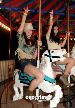 Kellan et Ashley s'éclatent au festival musical de Coachella