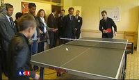 Sarkozy joue au ping-pong avec un collégien