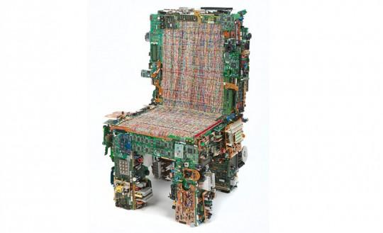 binary chair 02 540x329 Une chaise de composants