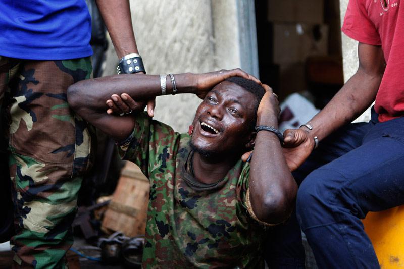 <b></div>CAPTIVITÉ.</b> Cet homme, maintenu par des pro-Ouattara dans une base militaire d’Abidjan, affirme avoir été violemment battu et gardé prisonnier dans une cellule pendant plusieurs jours. Une semaine après l’arrestation de Laurent Gbagbo, Alassane Ouattara, le président ivoirien reconnu par la communauté internationale, hérite d’un pays meurtri et divisé par plus de 4 mois de conflit.
