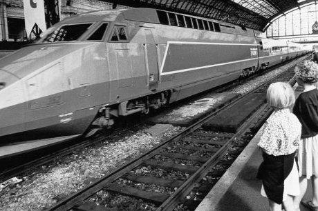  25 septembre 1990 : le premier TGV arrive en gare de Bordeaux-Saint-Jean. Désormais, la capitale aquitaine est à plus ou moins trois heures de la capitale tout court. Le Sud-Ouest oublie le chemin d'Austerlitz au profit de Montparnasse.  archives michel lacroix  
