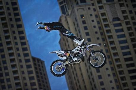 robbie-maddison-sur-fond-de-building-image-typique-de-dubai Les X-Fighters de Dubaï en vidéo !