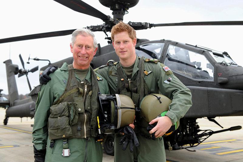<b></div>PÈRE ET FILS.</b> Le prince Harry et son père, le Prince de Galles, en tenue de pilote devant un hélicoptère Apache. Le prince Charles, en sa qualité de Colonel en Chef de l’Army Air Corps (AAC), a effectué un vol de courte durée avant de rencontrer des élèves de l’école d’aviation de Middle Wallop, le 16 avril dernier.
