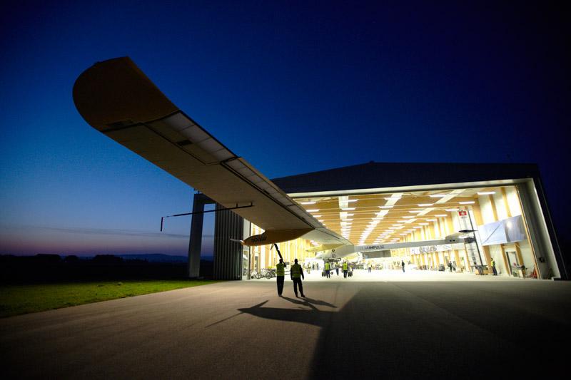 <b></div>À tir d’aile.</b> Des équipes au sol préparent l’avion à propulsion solaire HB-SIA, un prototype, avant que celui-ci ne participe à un test de vol réel, à l’aéroport de Payerne, en Suisse.
