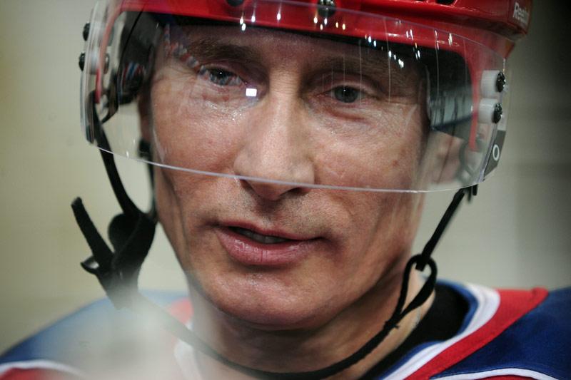 <b></div>MULTITÂCHES.</b> Après avoir conduit un canadair, le premier ministre Vladimir Poutine s’essaye au hockey-sur-glace. Le 15 avril dernier, l’homme politique russe a pris part à une session d’entrainement du tournoi Golden Puck, à Moscou.