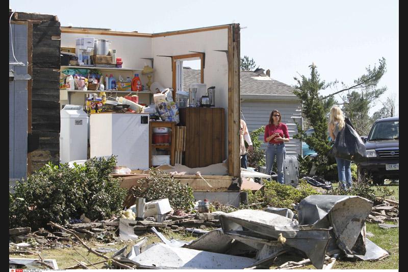<b></div>À ciel ouvert.</b> Le toit de cette maison a été violemment arraché par l’une des nombreuses tornades qui ont balayé plusieurs états des USA le week-end dernier. La tempête a causé la mort d’une vingtaine de personnes et provoqué des dommages considérables. L’état d’urgence a immédiatement été déclaré.