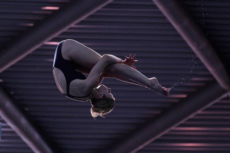 <b></div>Salto.</b> La nageuse Jenny Cowen, de l’équipe de Grande Bretagne, s’élance dans les airs lors des demi-finales d’une compétition de plongeon, le 15 avril, dans la ville de Sheffield, en Angleterre.