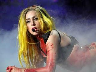 Nouvelle chute de Lady Gaga sur scène