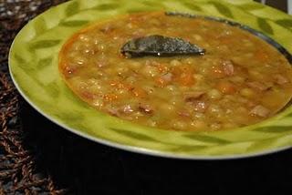 Soupe aux pois traditionnelle au jambon