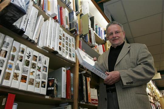 Michel Bisey et ses collègues libraires aimeraient voir davantage la vie en rose.   Photo archives Jean-Paul Domb