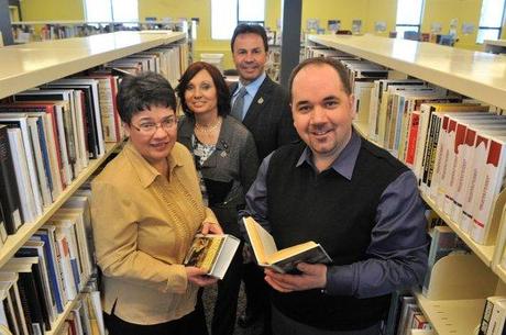 Charlotte Lecours, responsable des bibliothèques pour la Ville de Shawinigan, Josette Allard-Gignac, conseillère municipale et présidente de la Commission arts et culture à la Ville, le maire Michel Angers et le président d'honneur de la Saison des lettres, le journaliste Martin Francoeur, invitent la population aux activités prévues du 30 avril au 14 mai.