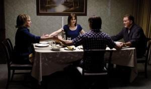 « The Perfect Family » au festival du Film de Tribeca : Kathleen Turner en mère catho et Emily Deschanel en fille lesbienne