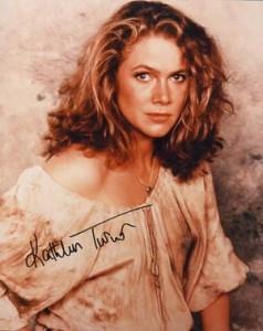 « The Perfect Family » au festival du Film de Tribeca : Kathleen Turner en mère catho et Emily Deschanel en fille lesbienne