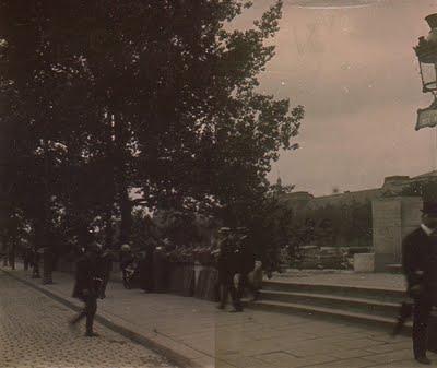Bouquinistes et bouquineurs : Paris, Le Pont des Arts, scènes de rue du dimanche 14 juin 1914.