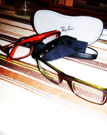 Homme à lunettes...