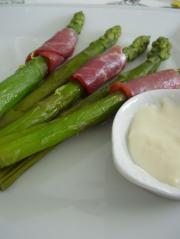 Asperges vertes au bacon et leur sauce aux Vache qui rit