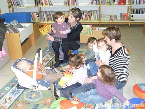 Monique Hurault, bibliothécaire à Saint-Marc-le-Blanc, lors d'une séance bébés lecteurs pour découvrir le plaisir du livre dès le plus jeune âge.