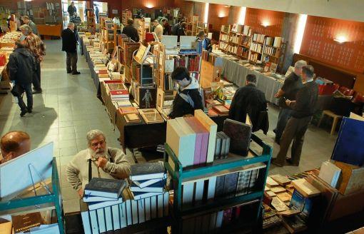  Les amateurs étaient au rendez-vous des livres anciens, hier. 