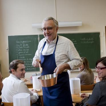 Alain Ducasse dans son école de cuisine