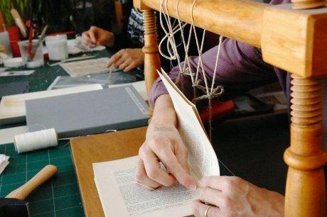  La couture est l'un des arts qu'il faut maîtriser pour relier un livre.  Photo Michel amat  