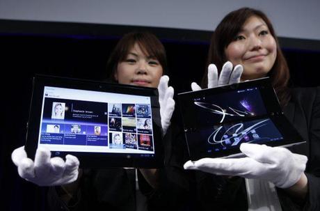 Promoters pose with Sony's first tablet PCs S1 and S2 at their unveiling ceremony in Tokyo 2 nouvelles tablettes Sony sous Android 3.0