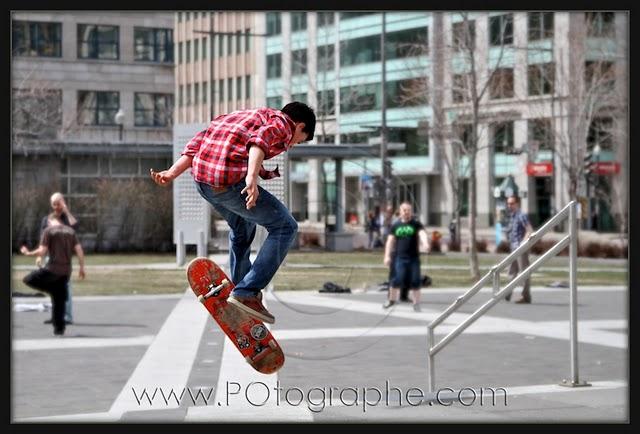 Skateboard et magasinage un lundi de Pâques