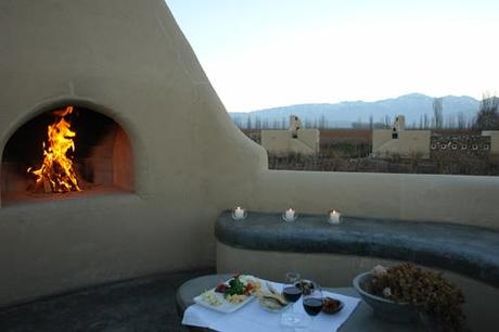 terrace-hotel-Cavas-Wine-Lodge-Amerique-du-sud-Argentine-En-Pleine-Nature-escapade-gourmande-a-la-montagne-hoosta-magazine-paris