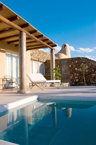 plunge-pool-hotel-Cavas-Wine-Lodge-Amerique-du-sud-Argentine-En-Pleine-Nature-escapade-gourmande-a-la-montagne-hoosta-magazine-paris