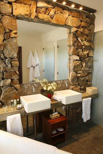 Restroom-hotel-Cavas-Wine-Lodge-Amerique-du-sud-Argentine-En-Pleine-Nature-escapade-gourmande-a-la-montagne-hoosta-magazine-paris