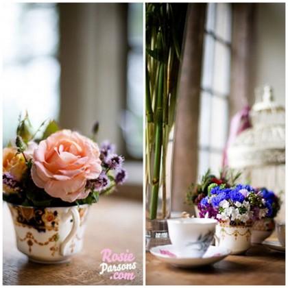 Quelques fleurs dans mon service à thé…