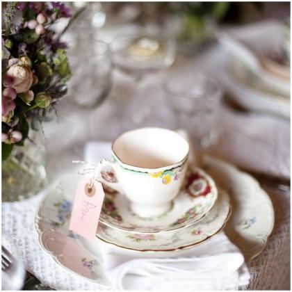 Quelques fleurs dans mon service à thé…