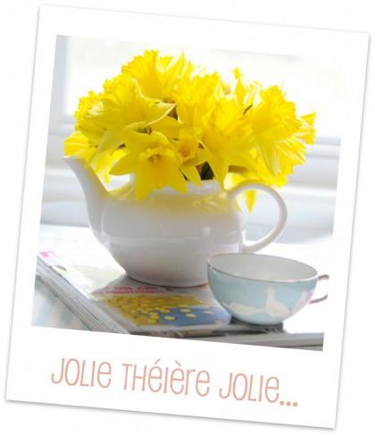 Quelques fleurs dans mon service à thé…