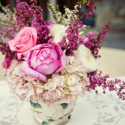 Quelques fleurs dans mon service à thé…