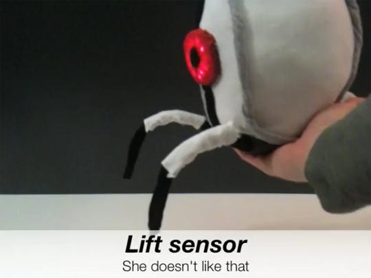 Portal 2 turret plush Une peluche pour les tourelles de Portal 2