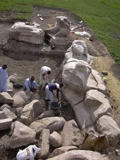Une énorme statue d'Amenhotep III découverte à Louxor
