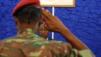 Le président burkinabè Blaise Compaoré est salué par un soldat, le 1er avril.